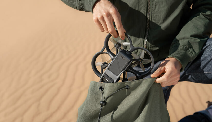 Dron DJI Avata Pro-View Combo grafika przedstawia mężczyznę chowającego drona do plecaka
