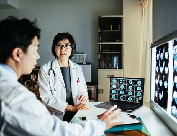 Laptop Lenovo ThinkPad P16s G2 16GB 1TB widok na dwóch lekarzy wyświetlających wyniki badań na laptopie