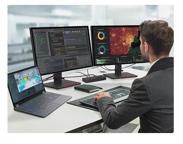 Laptop Lenovo ThinkPad P16 Gen 2 i7-13700HX na biurku obok monitorów i pracującego mężczyzny