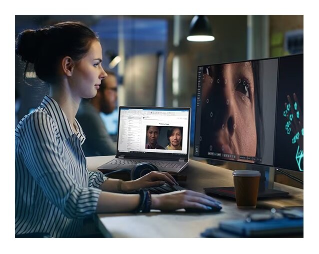 Laptop Lenovo ThinkPad P16 Gen 2 i7-13700HX na biurku obok monitora przy pracującej kobiecie