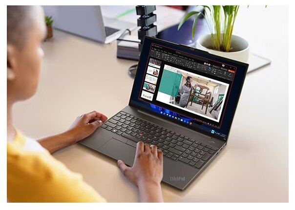 Laptop Lenovo ThinkPad E16 Core i5-1335U na stole używany przez kobietę