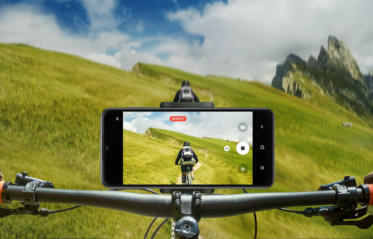 Smartfon Samsung Galaxy A23 5G 4GB/128GB biały widok na smarfton nagrywający podróż rowerową