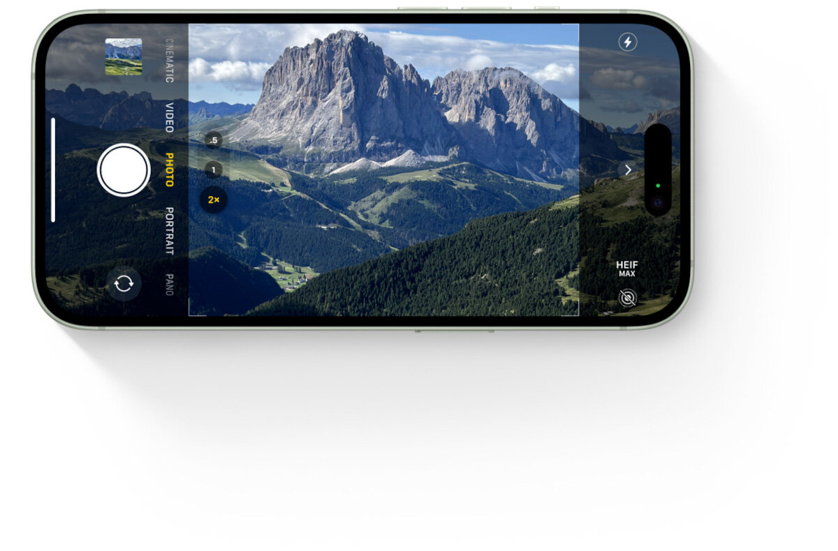 Smartfon Apple iPhone 15 Plus grafika przedstawiająca telefon w poziomie podczas robienia zdjęcia z zoomem