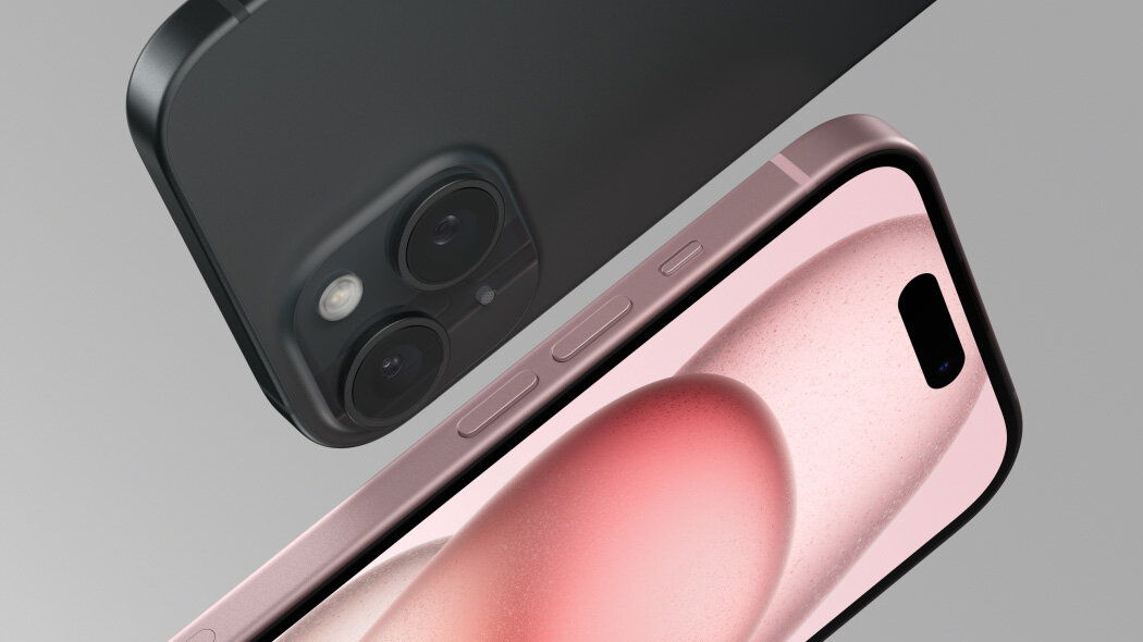 Smartfon Apple iPhone 15 po skosie w dwóch wersjach kolorystycznych