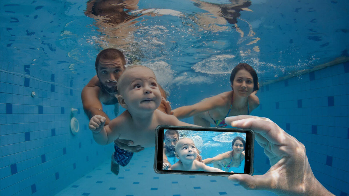 Smartfon Ulefone Armor X10 Pro 4/64GB szary widok na smartfon robiący zdjęcie pod wodą