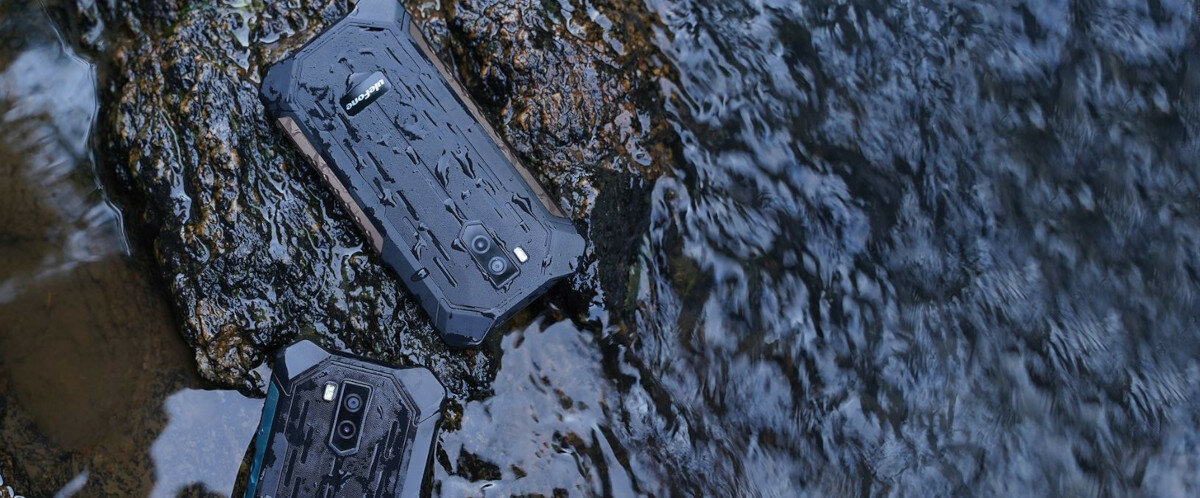 Smartfon Ulefone Armor X9 Pro 4GB/64GB czarny widok na mokry smartfon ułożony na skale