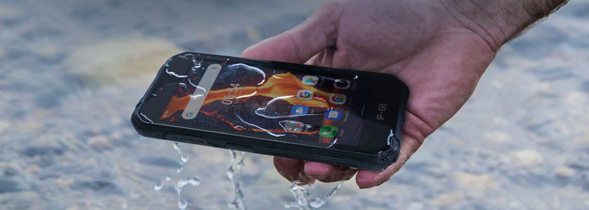 Smartfon Ulefone Armor X6 Pro 4GB/32GB czarno-pomarańczowy widok na rękę trzymającą mokry telefon