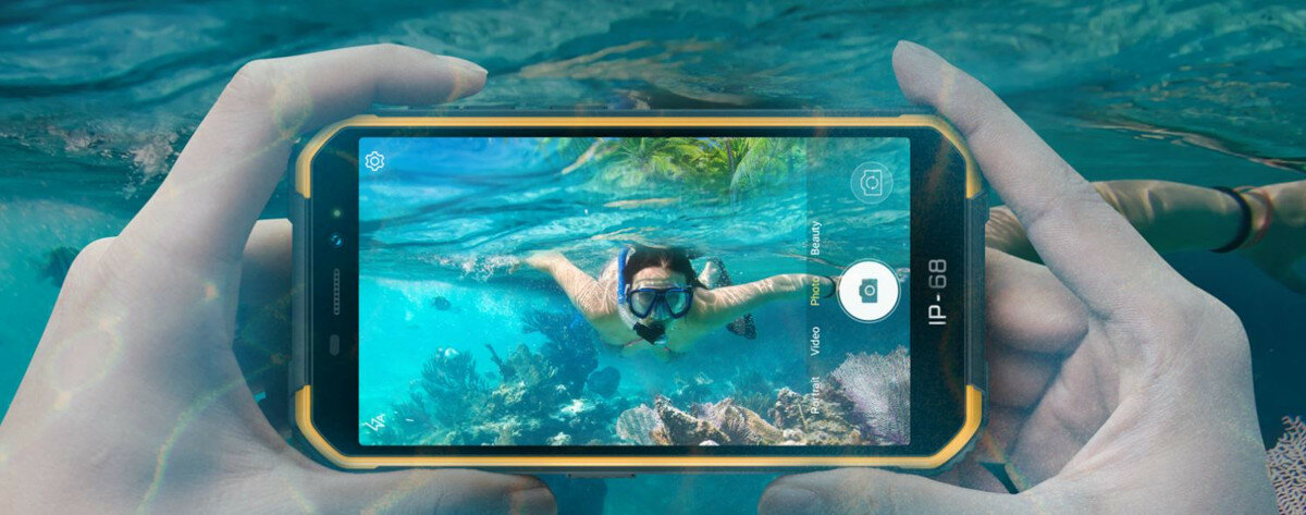 Smartfon Ulefone Armor X6 Pro 4GB/32GB czarno-pomarańczowy widok na telefon trzymany w rękach i robiący zdjęcia pod wodą