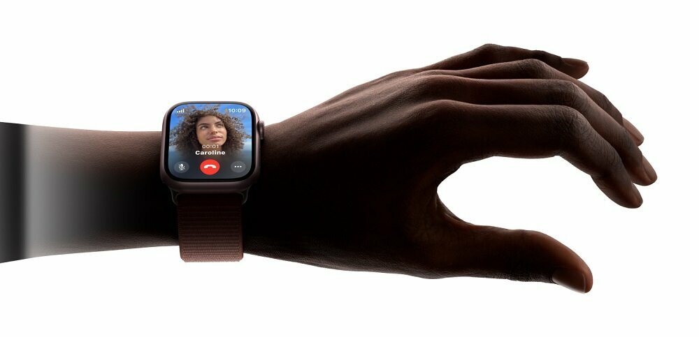 Smartwatch Apple Watch Series 9 GPS + Cellular stal nierdzewna srebrna 41 mm + opaska sportowa sztormowy błękit S/M grafika przedstawia włączony smartwatch na nadgarstku