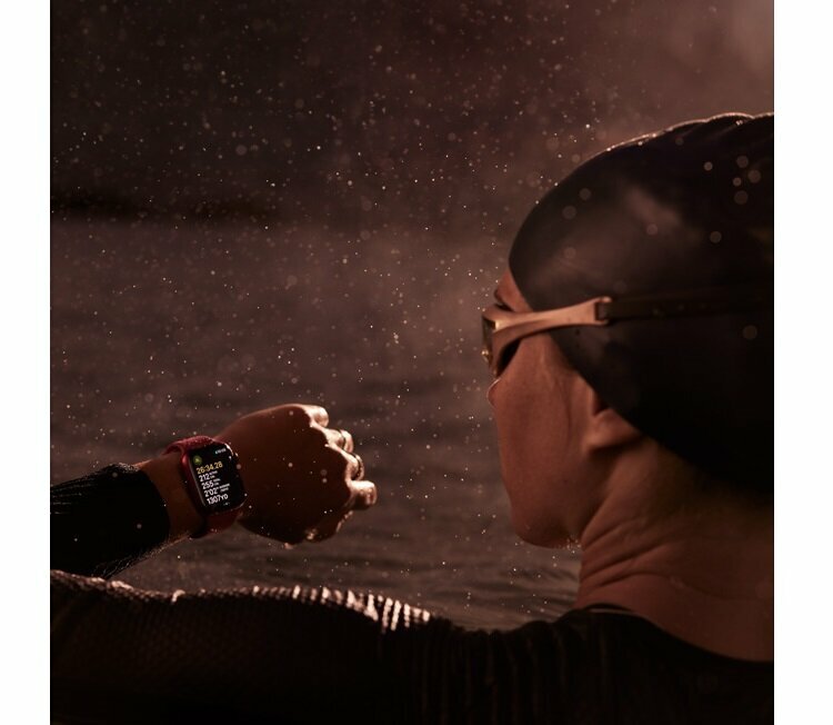 Smartwatch Apple Watch Series 9 GPS + Cellular aluminium 45mm + opaska sportowa księżycowa poświata widok na kobietę z czepkiem i okularami do pływania patrzącą na ekran zegarka