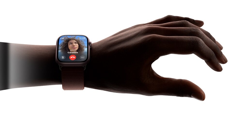 Smartwatch Apple Watch Series 9 widok na rękę z włączonym zegarkiem założonym na nadgarstku
