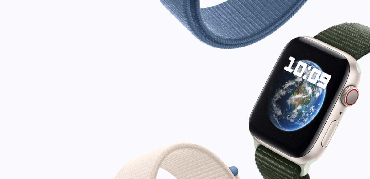 Smartwatch Apple Watch SE GPS 40mm srebrny aluminium + niebieski pasek S/M widoczny smartwatch ukosem oraz fragmenty dwóch innych pasków