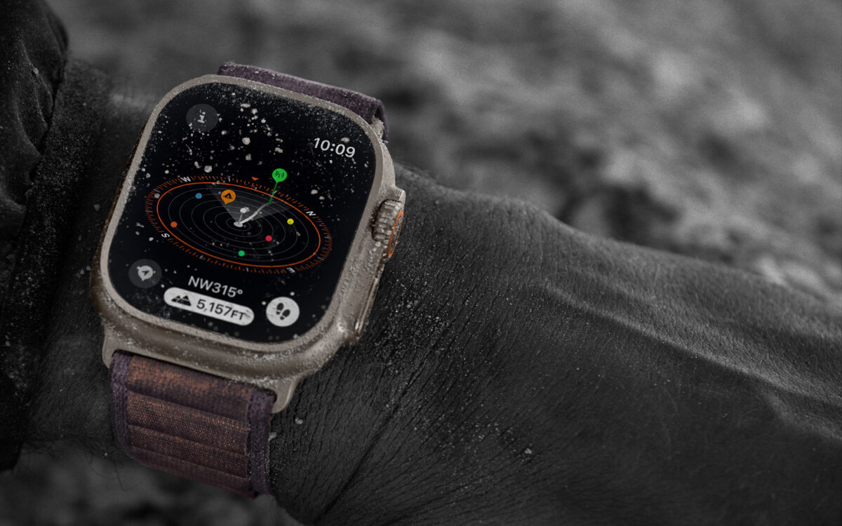 Smartwatch Apple Watch Ultra 2 grafika przedstawiająca smartwatch na ręce ze śniegiem na wyświetlaczu