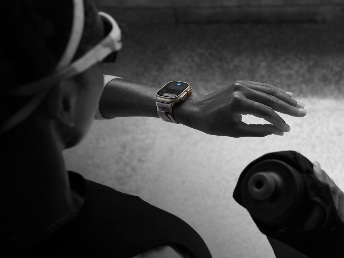 Smartwatch Apple Watch Ultra 2 grafika przedstawiająca smartwatch założony na ręce kobiety