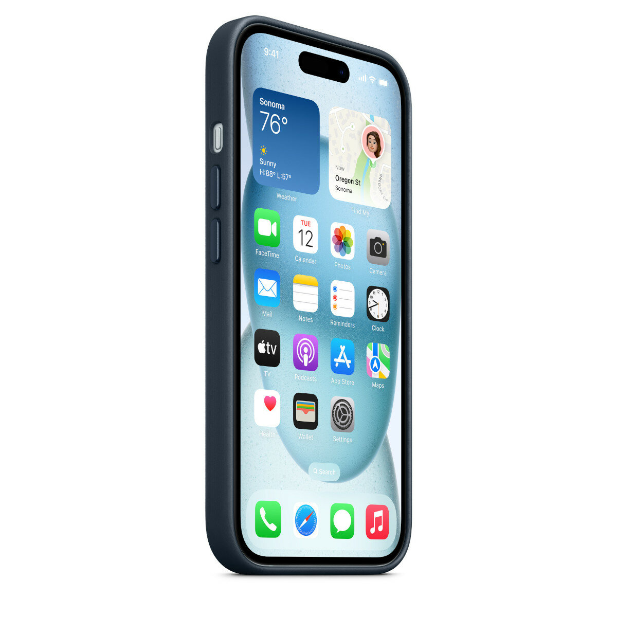 Etui Apple FineWoven z MagSafe do iPhone’a 15 głębia oceanu widok na etui założone na smartfon od frontu pod skosem