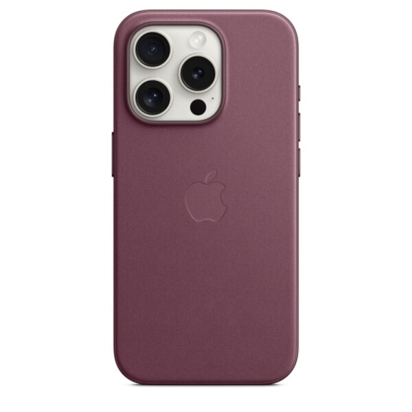 Etui Apple FineWoven na iPhone 15 Pro MagSafe rubinowa morwa pokazane na białym telefonie