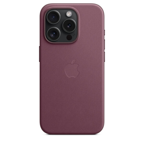 Etui Apple FineWoven na iPhone 15 Pro MagSafe rubinowa morwa pokazane na czarnym telefonie