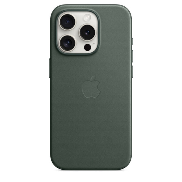 Etui Apple FineWoven na iPhone 15 Pro MagSafe wieczna zieleń pokazane na białym telefonie