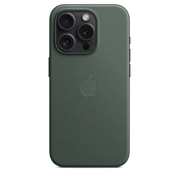 Etui Apple FineWoven na iPhone 15 Pro MagSafe wieczna zieleń pokazane na czarnym telefonie