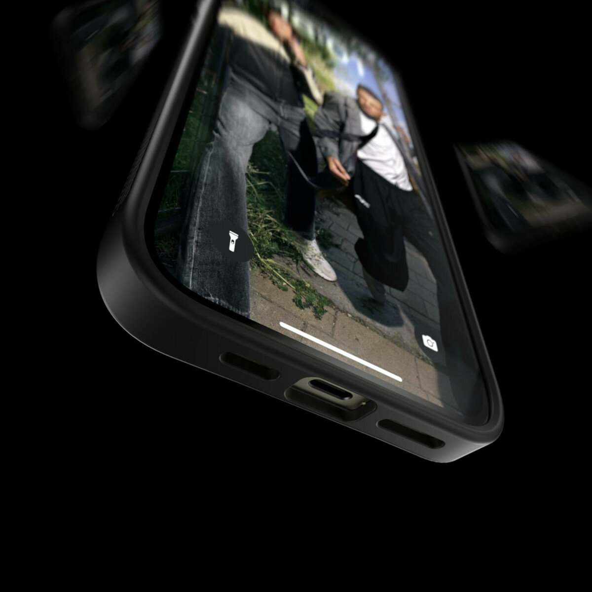 Etui PanzerGlass ClearCase iPhone 15 Plus antybakteryjne przybliżenie na wejście USB-C smartfona w etui