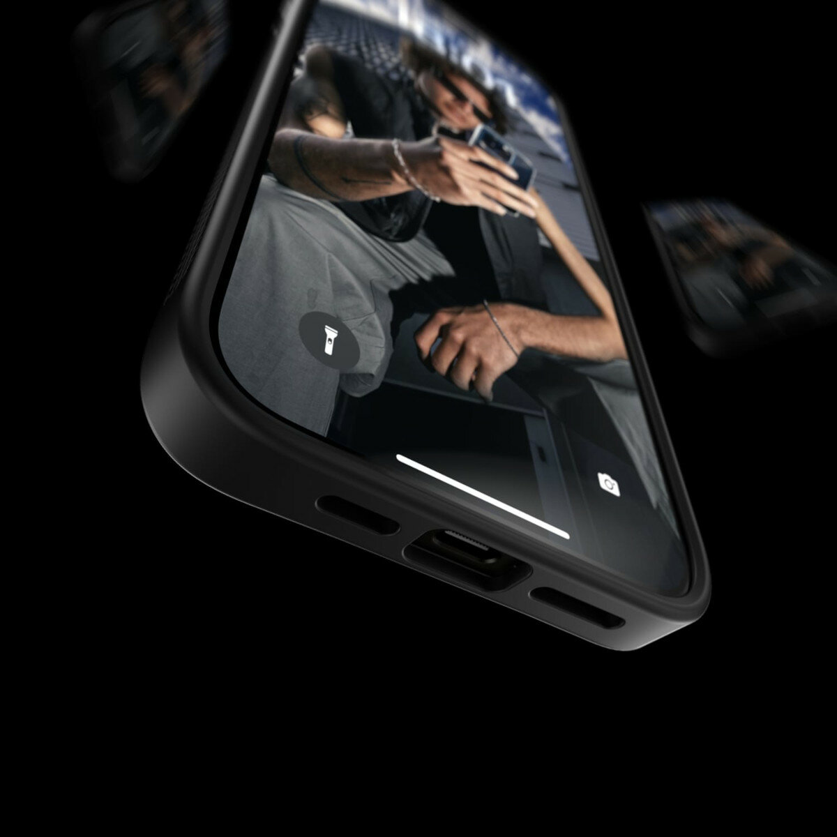 Etui PanzerGlass ClearCase iPhone 15 Pro Max antybakteryjne przybliżenie na wejście USB-C smartfona w etui