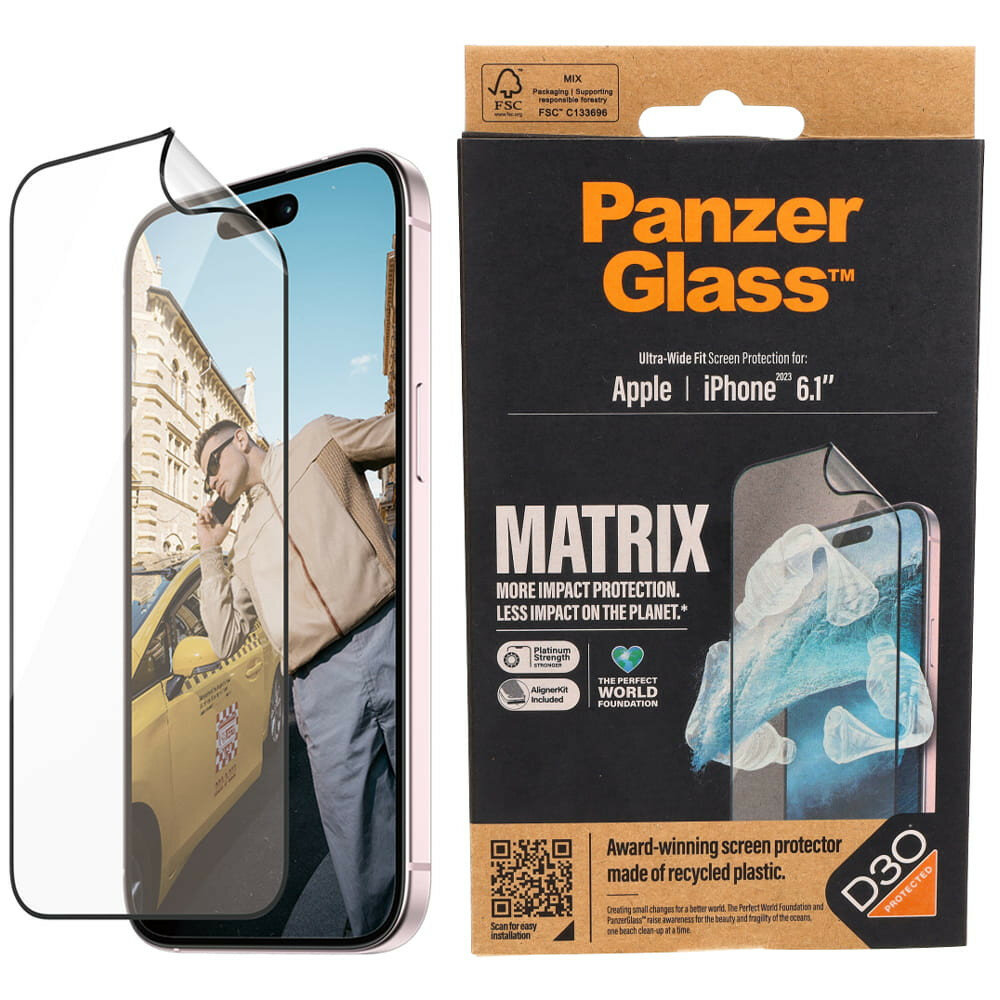 Szkło hybrydowe PanzerGlass Ultra-Wide Fit Matrix iPhone 15 antybakteryjne grafika przedstawiająca szkło nakładane na smartfon po skosie oraz opakowanie od frontu