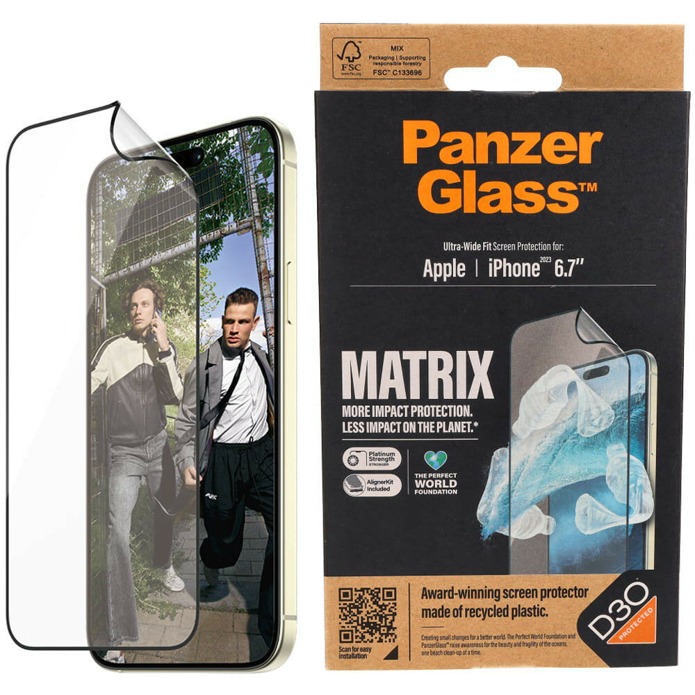 Szkło hybrydowe PanzerGlass Ultra-Wide Fit Matrix iPhone 15 Plus grafika przedstawiająca szkło nakładane na smartfon po skosie oraz opakowanie od frontu