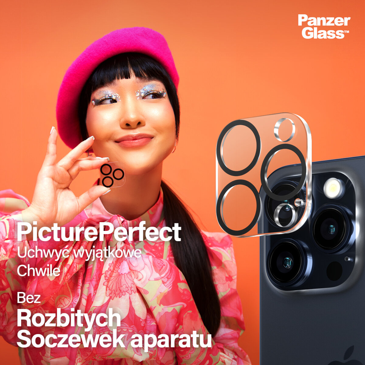 Szkło ochronne na obiektyw PanzerGlass PicturePerfect iPhone 15 Pro/15 Pro Max czarne widoczne szkło trzymane w dłoni przez kobietę oraz szkło zbliżone do obiektywów telefonu