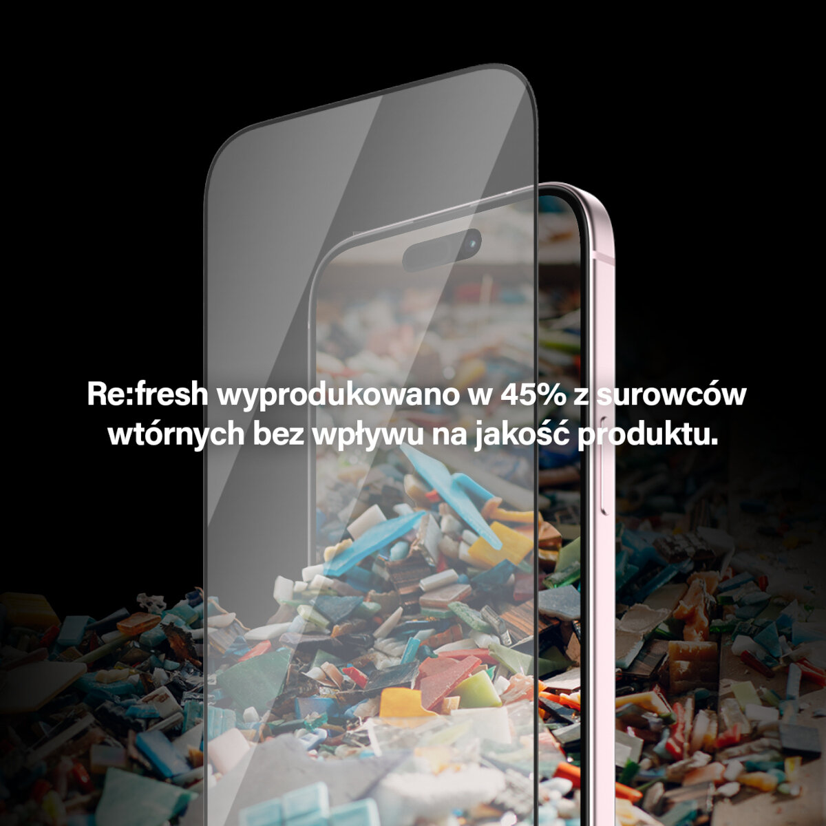 Szkło ochronne PanzerGlass Re:fresh Glass iPhone 15 widoczny telefon z przyłożonym szkłem na tle śmieci