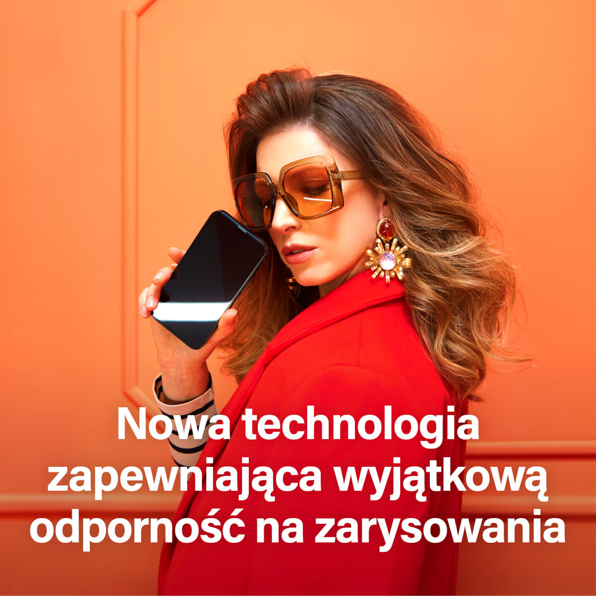 Szkło ochronne PanzerGlass Re:fresh Glass iPhone 15 kobieta trzymająca telefon w ręku