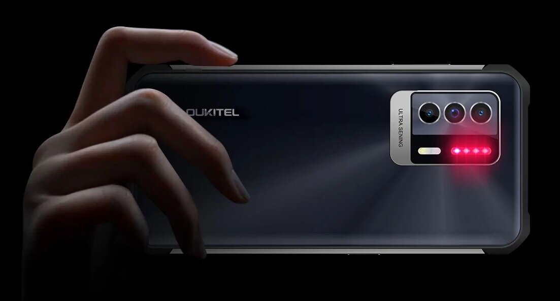 Smartfon Oukitel WP17 8/128 GB czarny robienie zdjęcia - widok smartfona w dłoni od tyłu