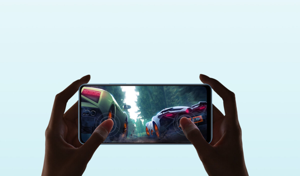 Smartfon Xiaomi Redmi Note 12 8/256GB niebieski grafika przedstawiająca smartfon z włączonym wyświetlaczem w rękach, na którym są samochody