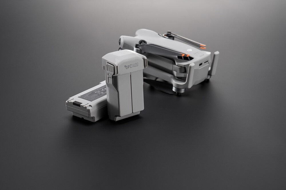 Akumulator DJI BWX140-2590-7.32 2590 mAh grafika przedstawia dwa akumulatory w pionie i w poziomie leżące obok drona na szarym tle