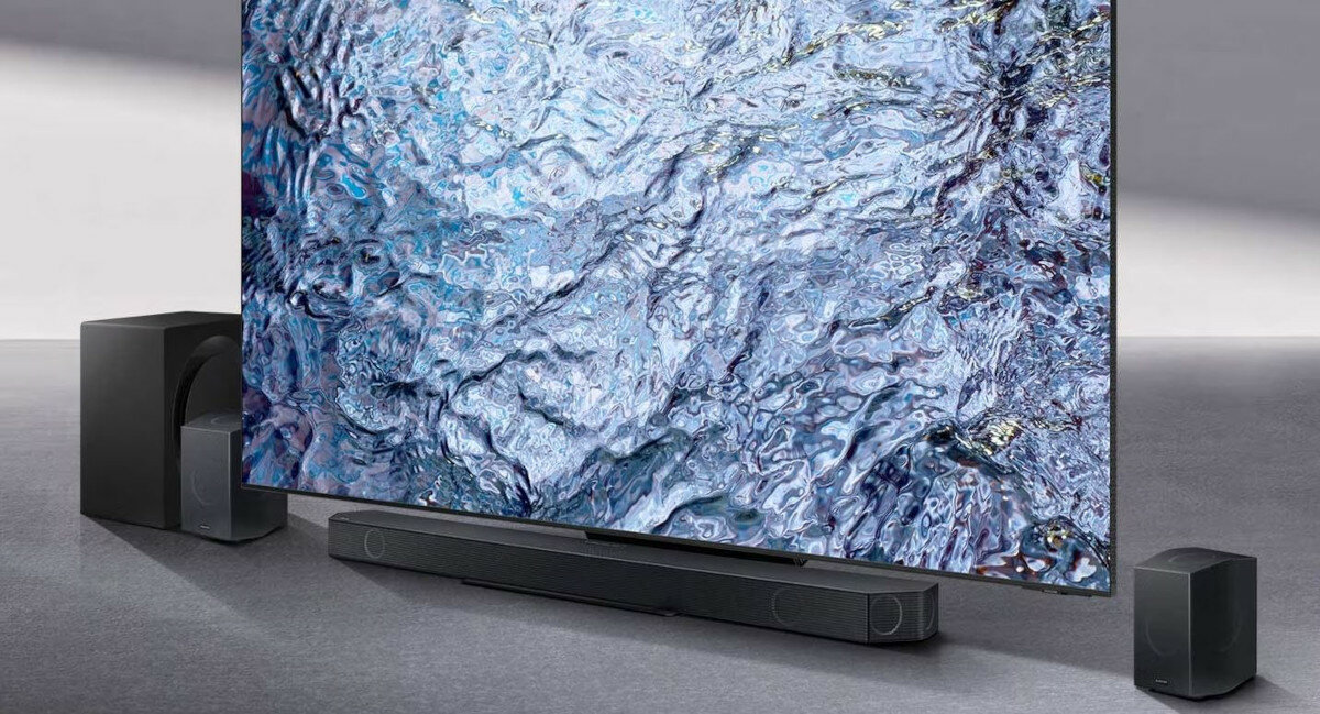 Soundbar Samsung HW-Q990C/EN czarny widok na soundbar umieszczony pod telewizorem