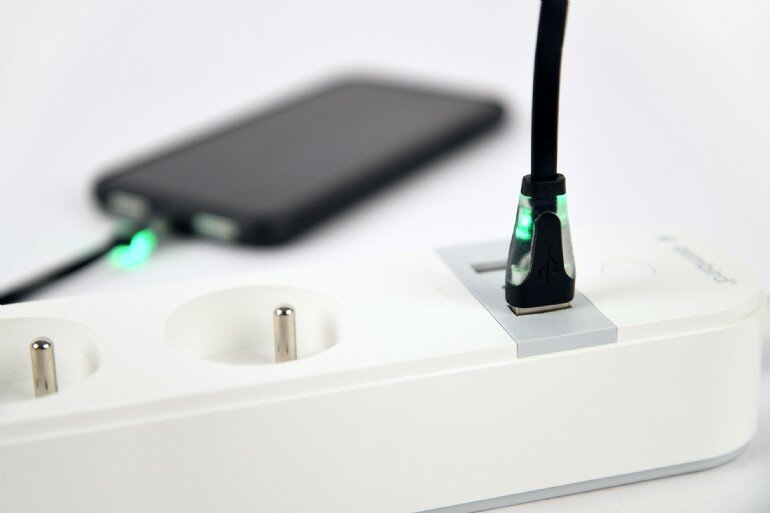 Listwa zasilająca Gembird TSL-PS-F4U-01-W Wi-Fi 4 gniazda PL z kablem podłączonym do portu USB