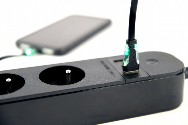 Listwa zasilająca Gembird TSL-PS-F4U-01 Wi-Fi 4 gniazda PL z kablem podłączonym do portu USB
