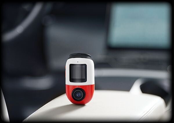 Wideorejestrator 70mai X200 Dash Cam Omni 64 GB czerwony   widok  wideorejestratora na podłokietniku w samochodzie