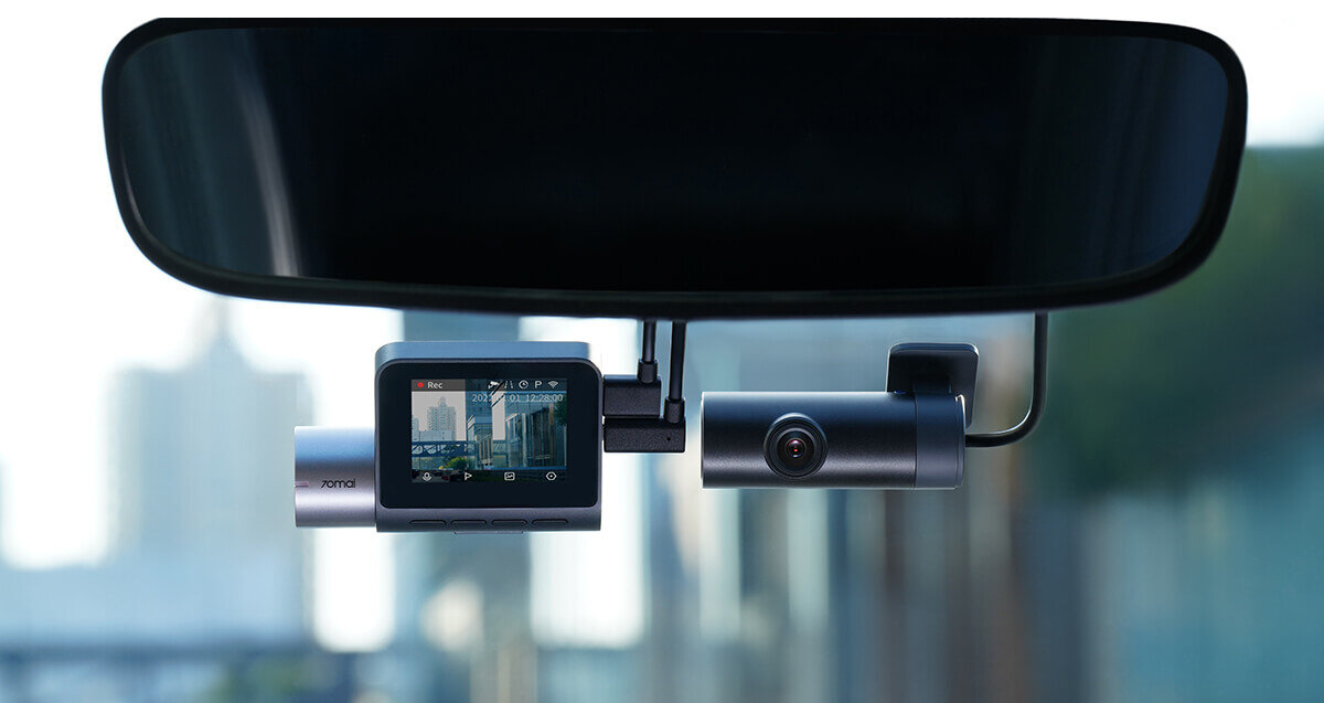 Wideorejestrator 70mai Dash Cam FC02 widok wideorejestatora FC02, ktory jest zamontowany na przedniej szybie  i kamery, która rejestruje obraz z zewnątrz