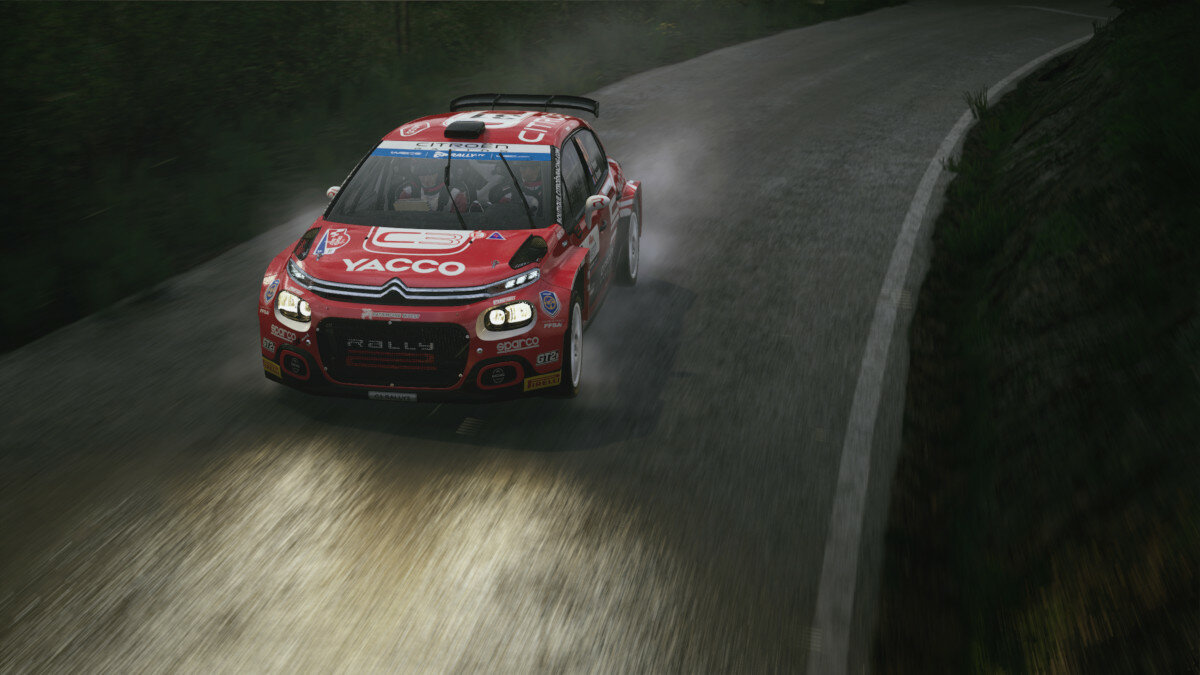 Gra Electronic Arts WRC kadr z gry ukazujący jadący samochód po zmroku