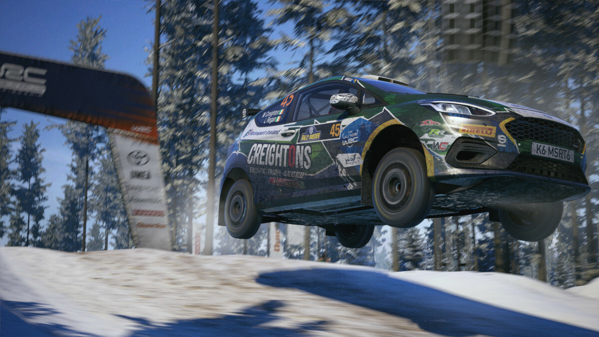 Gra Electronic Arts WRC kadr z gry ukazujący jadący samochód w zimie