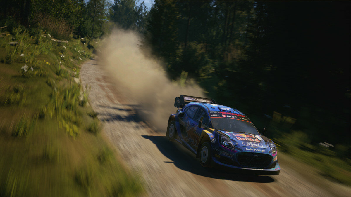 Gra Electronic Arts WRC kadr z gry ukazujący samochód jadący przez las