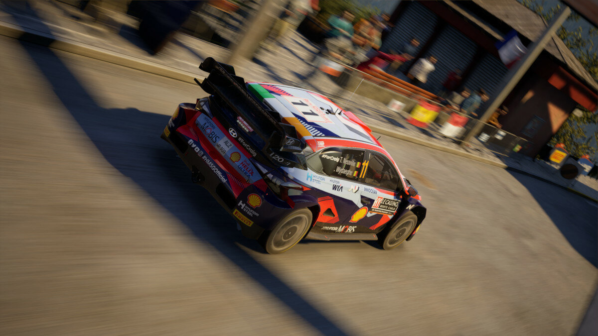 Gra Electronic Arts WRC kadr z gry ukazujący jadący samochód wśród ludzi