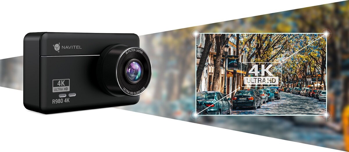 Wideorejestrator Navitel R980 4K widok wideorejestratoa pod skosem z informacją o rozdzielczości 4K