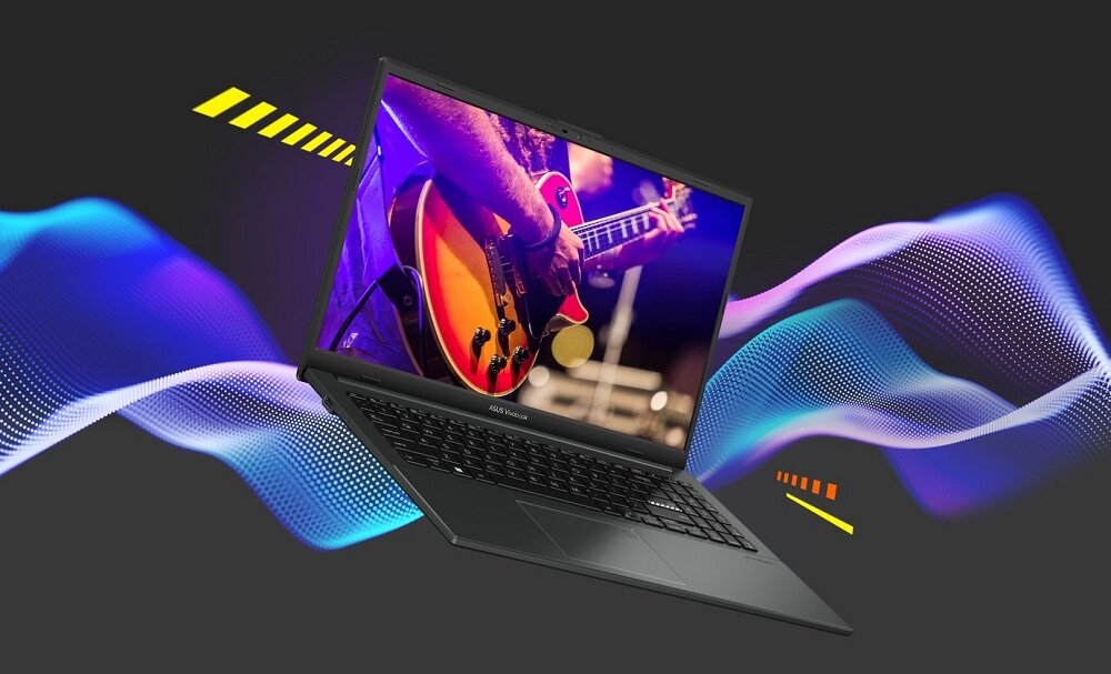 Laptop Asus Vivobook Go 15 8/512GB grafika przedstawia laptop pod skosem wyświetlający mężczyznę grającego na gitarze