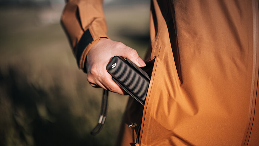 Kamera DJI Osmo Pocket 3 widok na kamerę chowaną do kieszeni kurtki