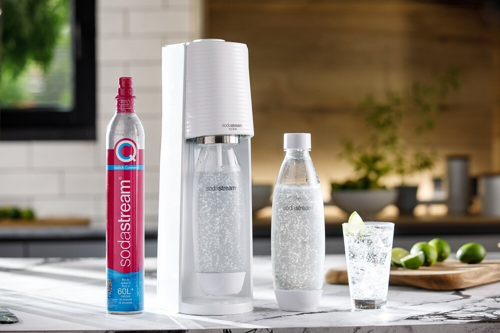 Saturator SodaStream Terra niebieski grafika przedstawia stojące na blacie saturator, butelkę, cylinder oraz szklankę z napojem od frontu