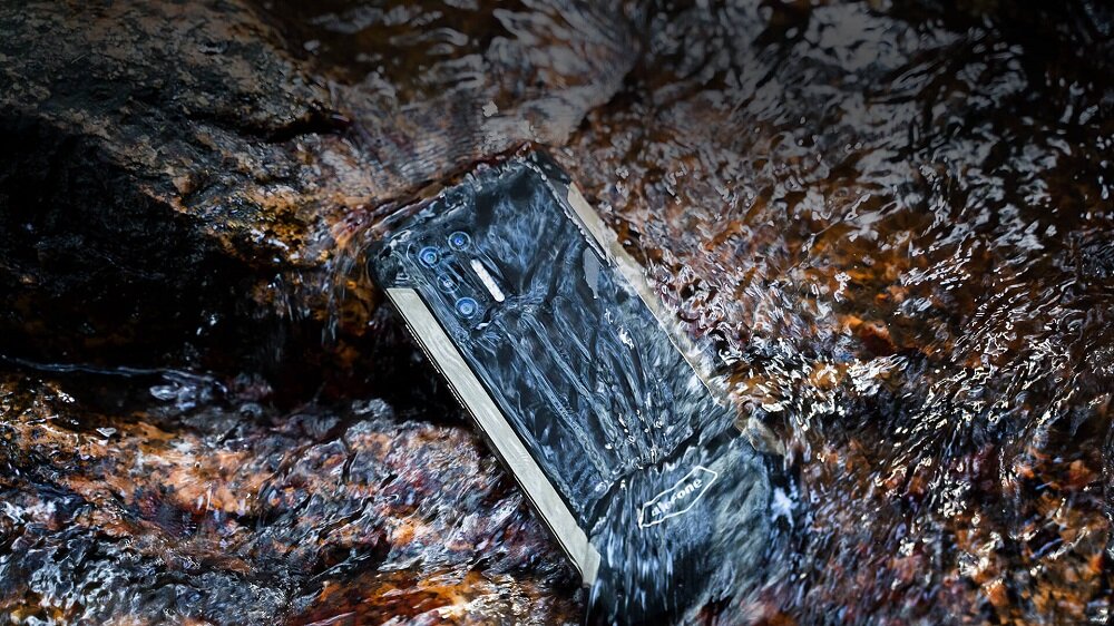 Smartfon Ulefone Power Armor 13 8GB/256GB czarny widok na smartfon w wodzie