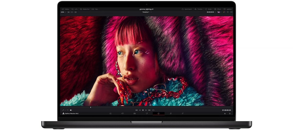 Laptop Apple MacBook Pro 14” widok na laptop z włączonym filmem od frontu