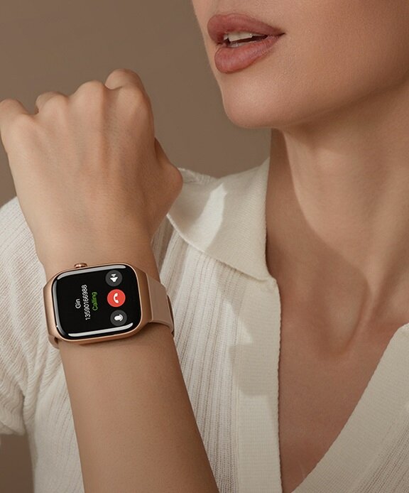 Smartwatch Mibro T2 niebieski grafika przedstawia kobietę ze smartwatchem na ręku