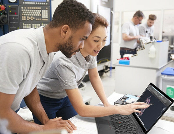 Laptop Lenovo ThinkPad P14s 16GB 1TB widok na dwóch naukowców wskazujących na laptopa